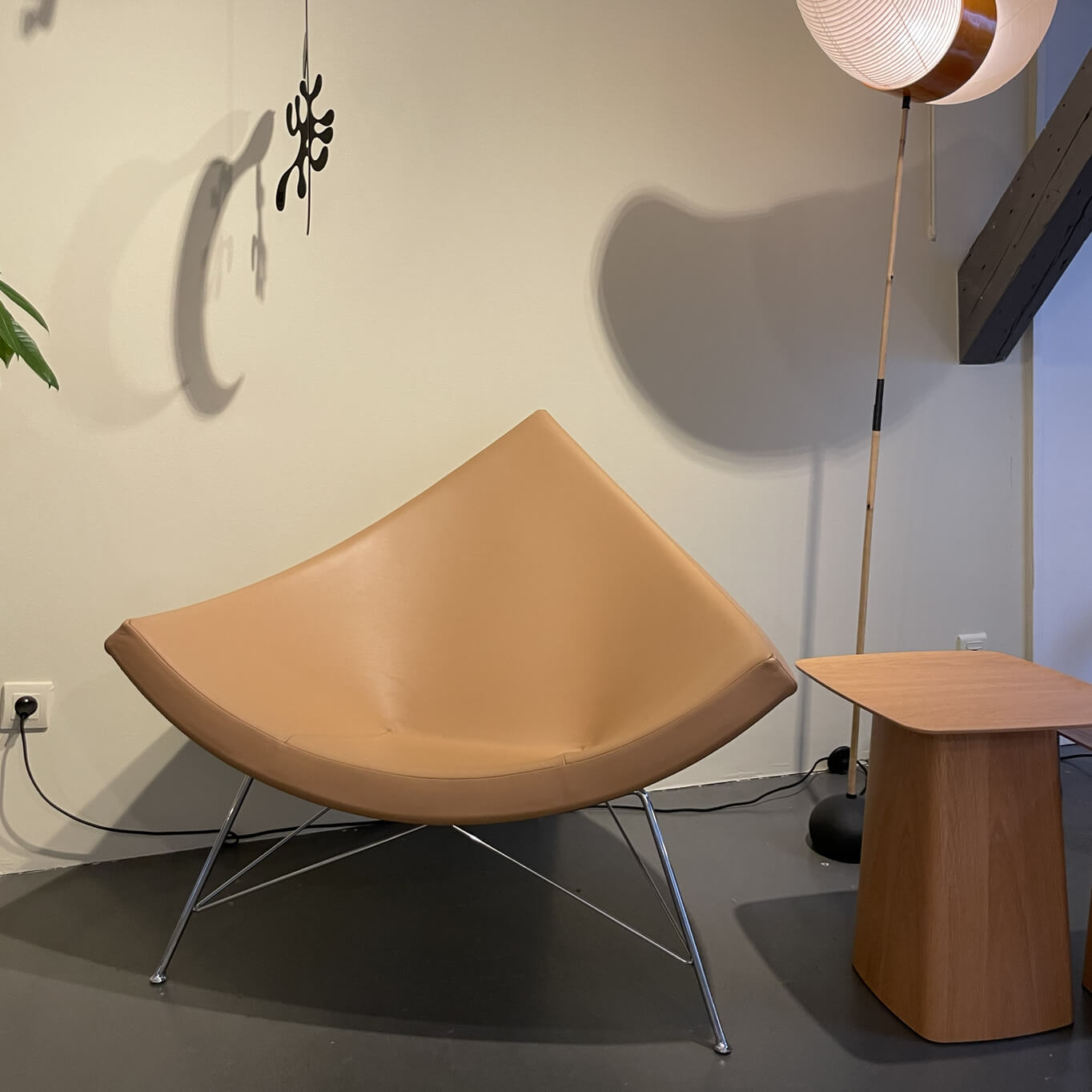 Fauteuil COCONUT Cuir marron VITRA