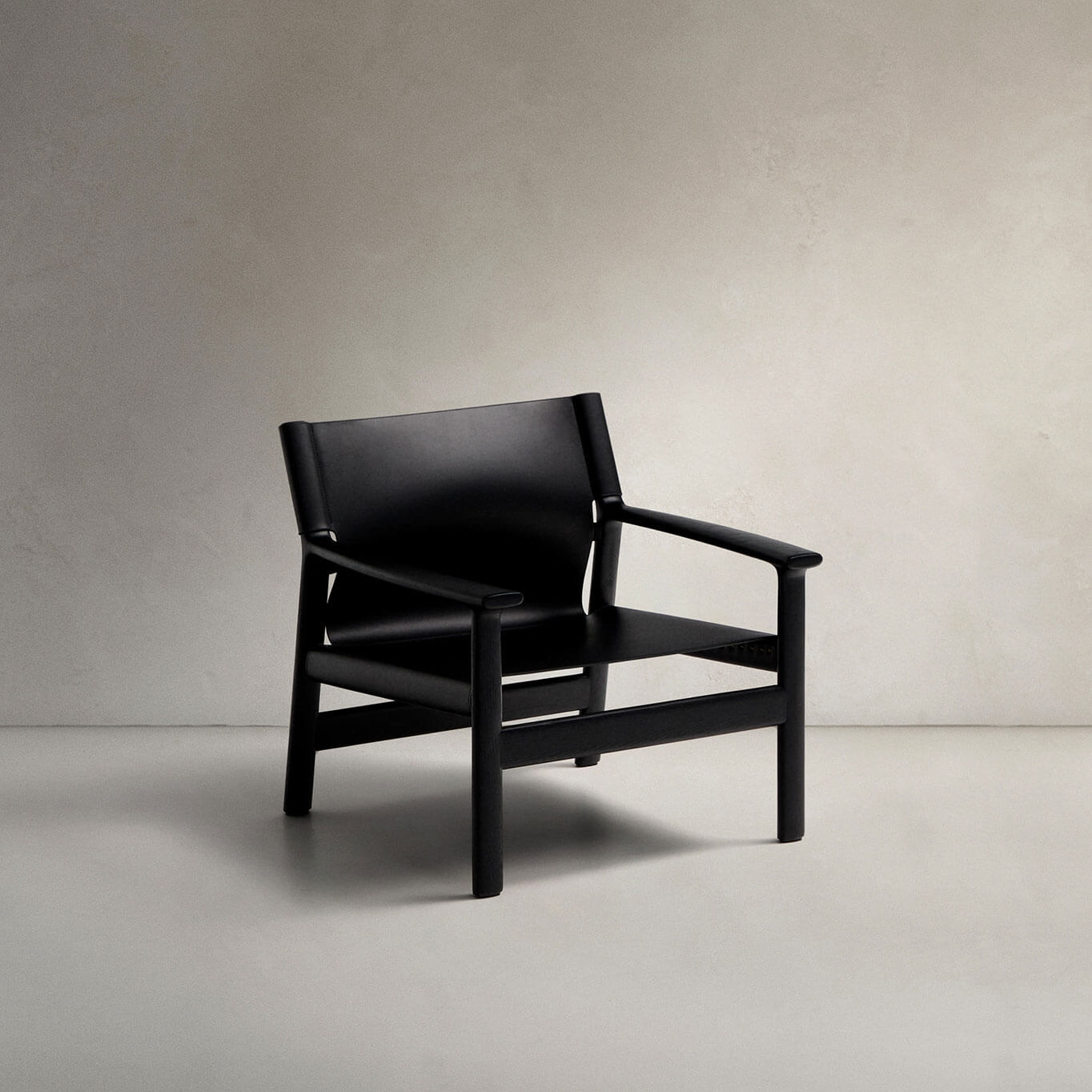 JAN Frêne teinté noir / Cuir noir KAVE HOME