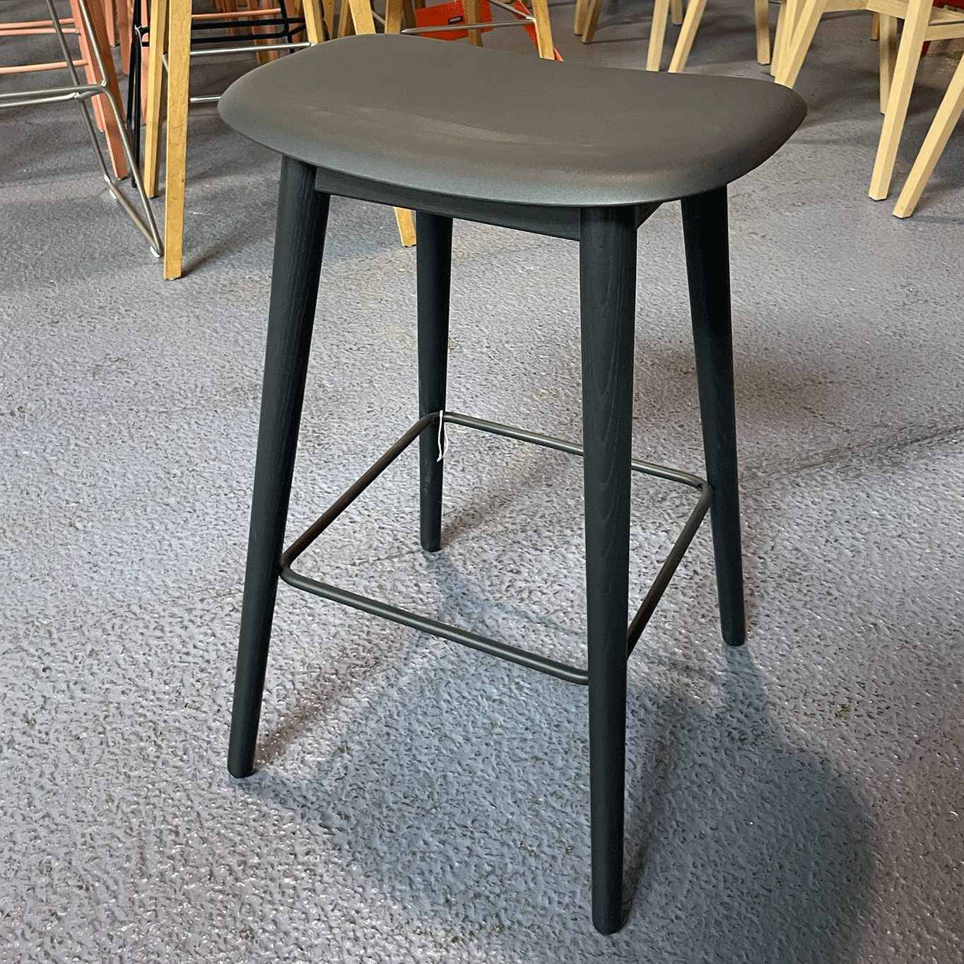 FIBER BAR STOOL pieds bois H 65 Noir MUUTO