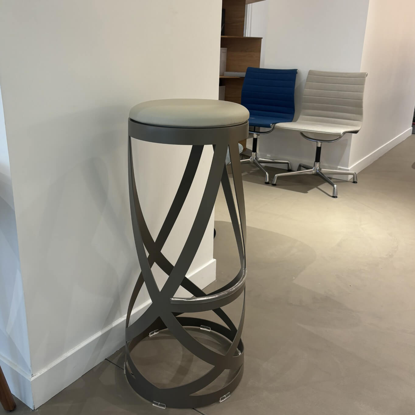 Tabouret haut RIBBON piètement métal verni Taupe CAPPELLINI