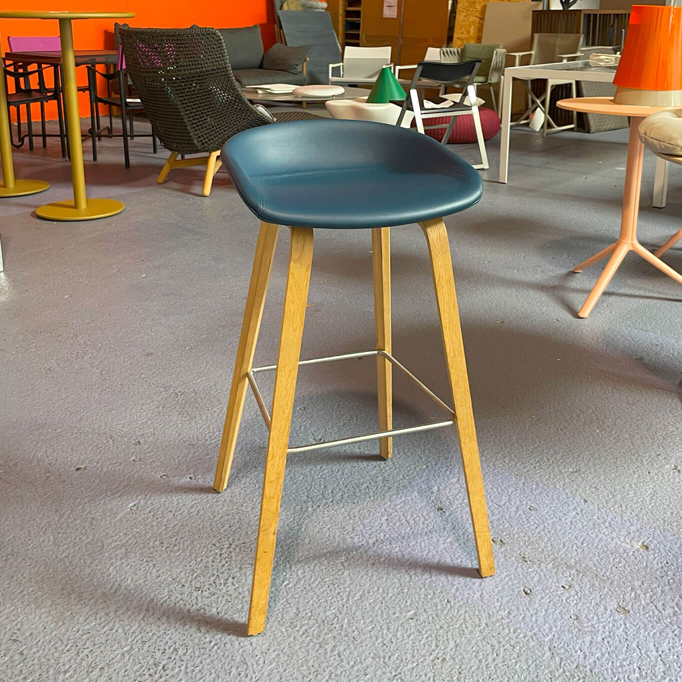 ABOUT A STOOL AAS 32 Bleu pétrole HAY