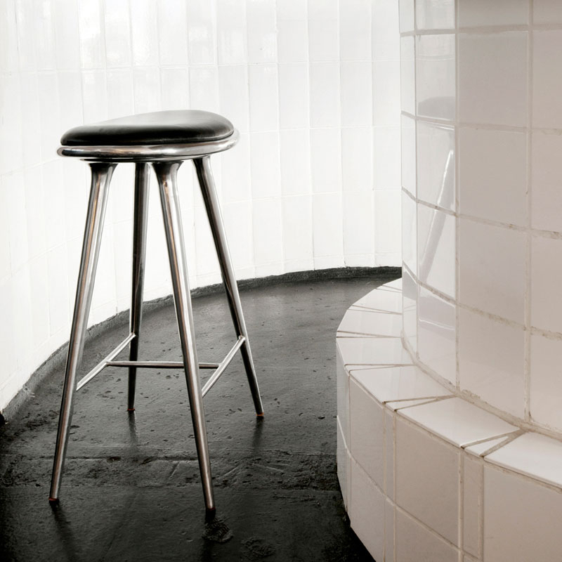 Tabouret haut HIGH STOOL Aluminium poli/ cuir noir MATER