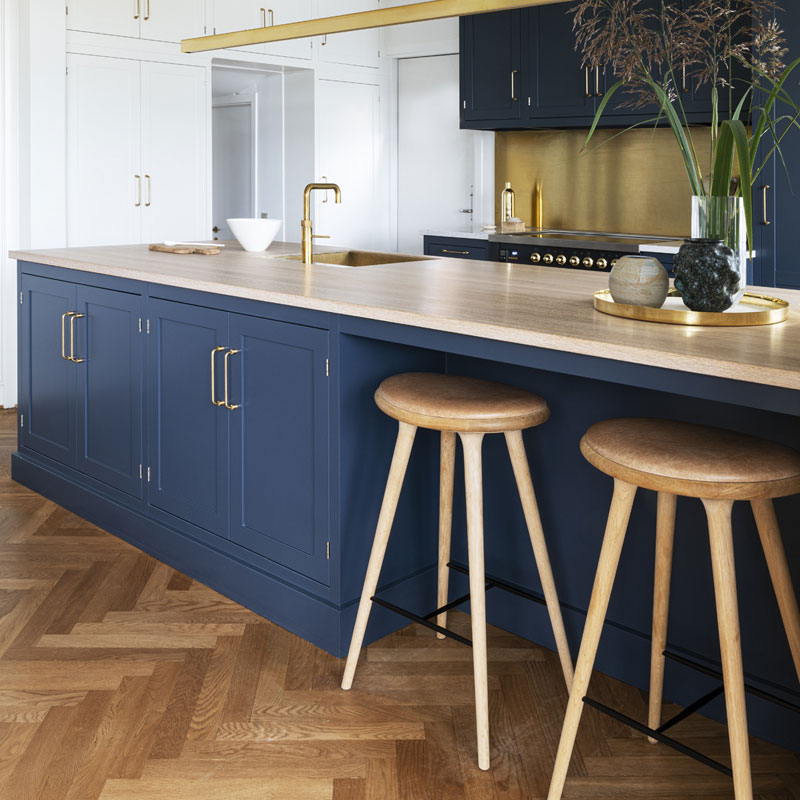 Tabouret haut HIGH STOOL Chêne savonné/ cuir naturel MATER