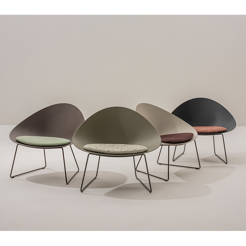 Fauteuil ADELL piètement luge avec coussin Olive/ Atom 124 ARPER