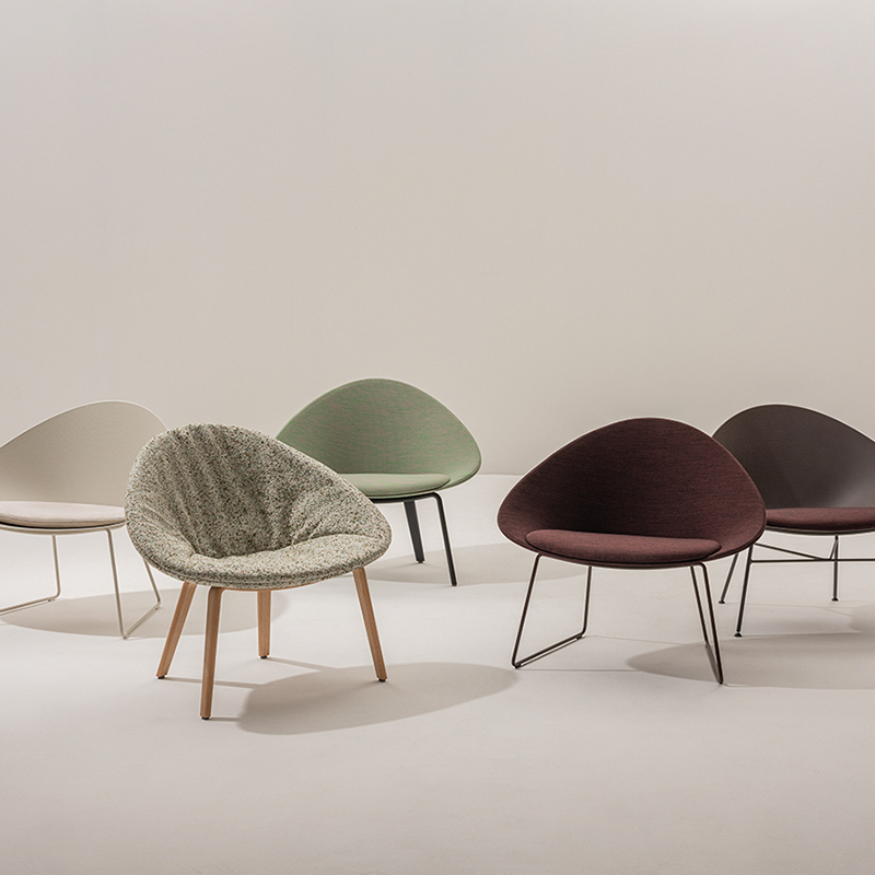 Fauteuil ADELL piètement bois Atom 124/ ivoire ARPER