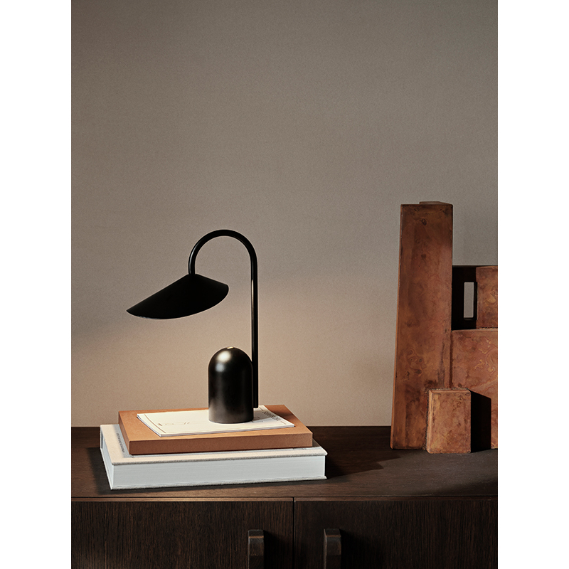 Lampe à poser ARUM Portable Noir FERM LIVING
