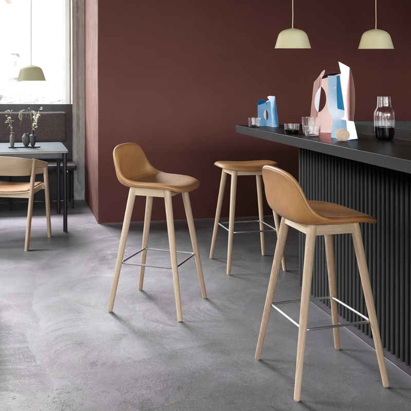 Tabouret haut FIBER BAR STOOL Avec dossier pieds bois H65 Noir MUUTO