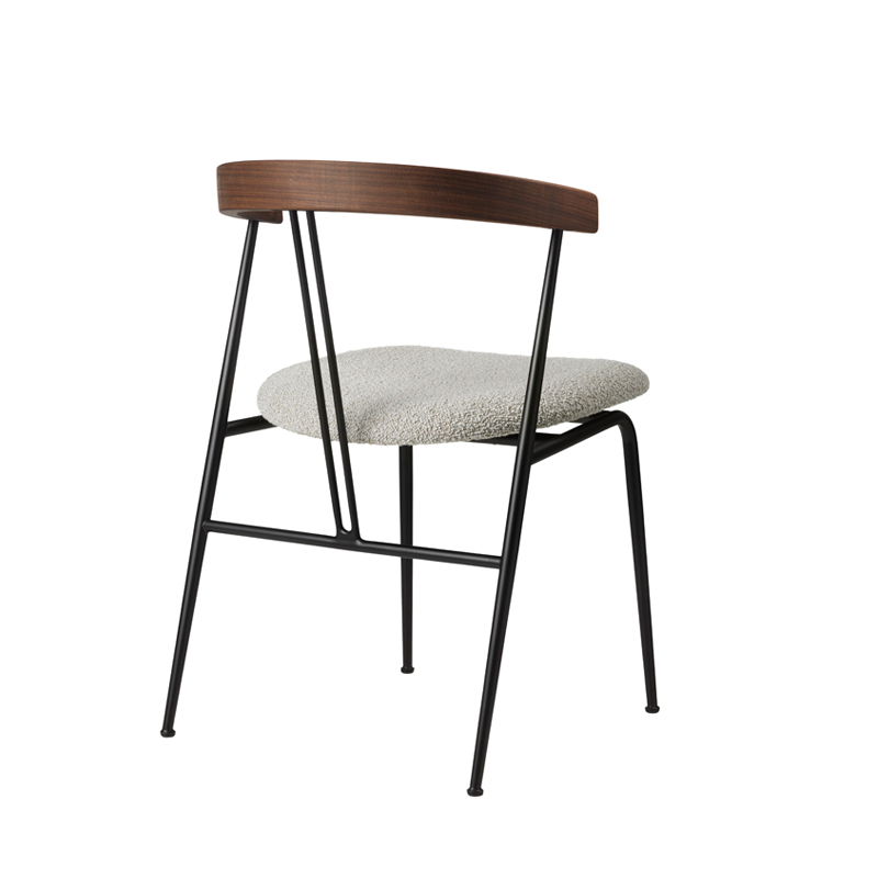 Chaise VIOLIN dossier noyer Karakorum 004 GUBI