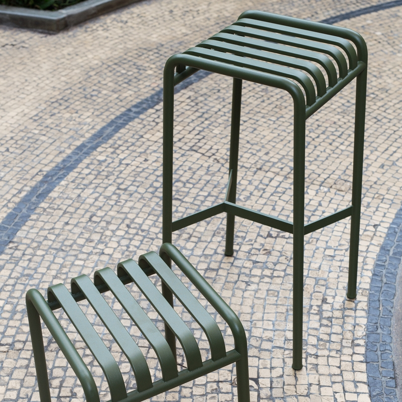 Tabouret haut PALISSADE Vert olive HAY