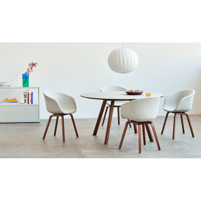 Chaise ABOUT A CHAIR AAC 23 Linara 311/ noyer vernis à base d'eau HAY