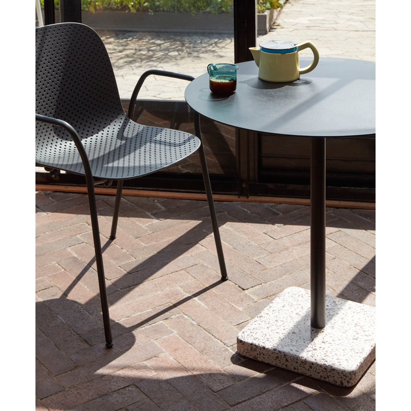 Table extérieur TERRAZZO Ø 70 Anthracite/ terrazzo gris HAY
