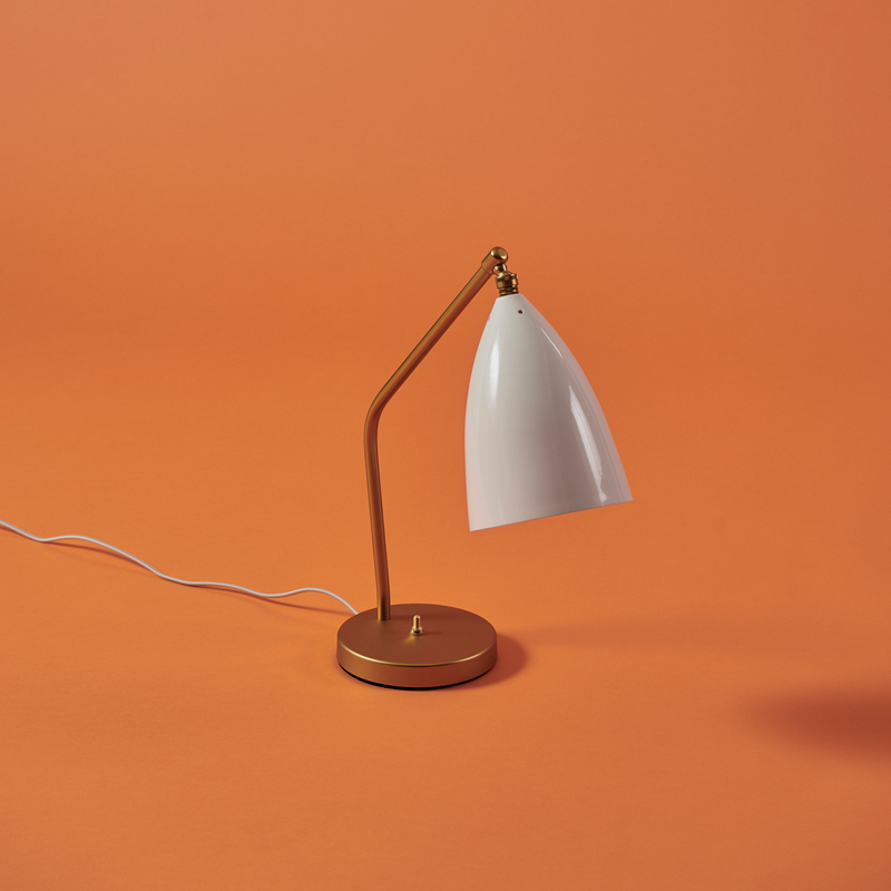 Lampe de bureau GRÄSHOPPA TASK Blanc albâtre brillant GUBI