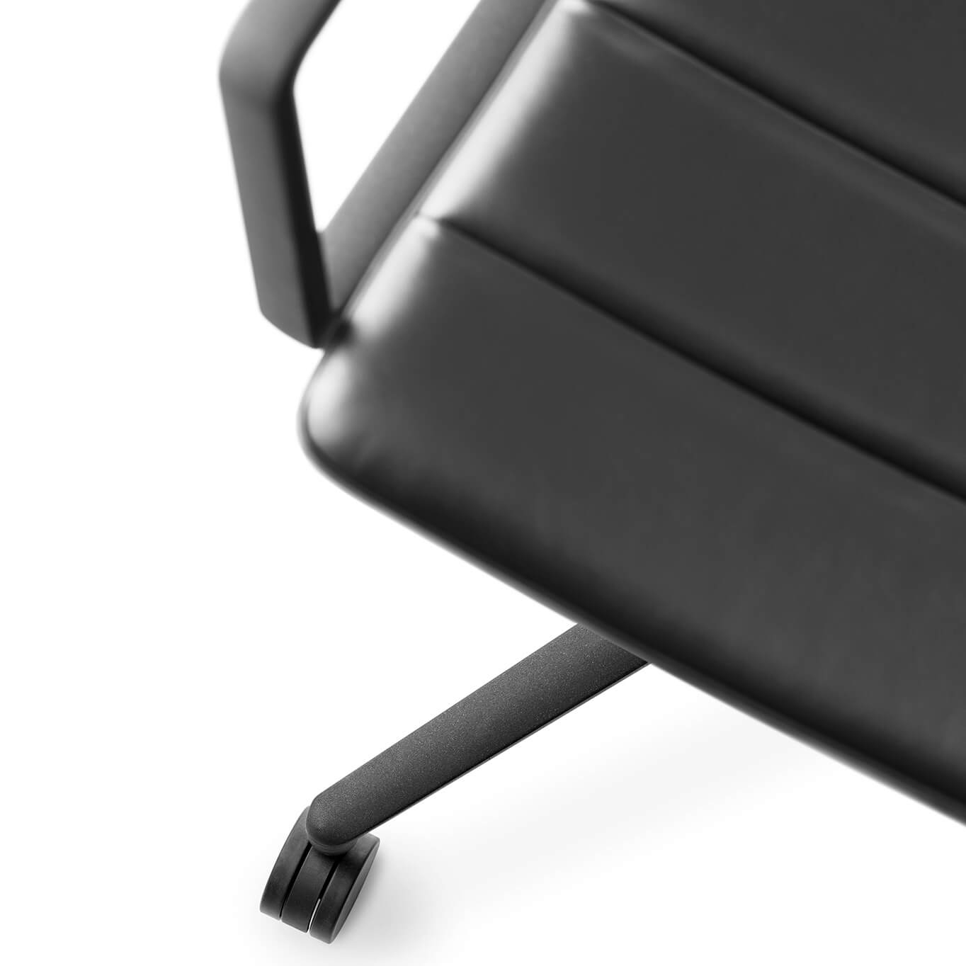SWIVEL CHAIR 452 à roulettes Cuir noir / Aluminium peint noir VIPP