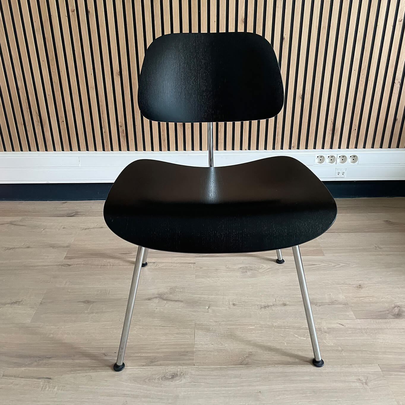 DCM Frêne noir / Chrome brillant VITRA