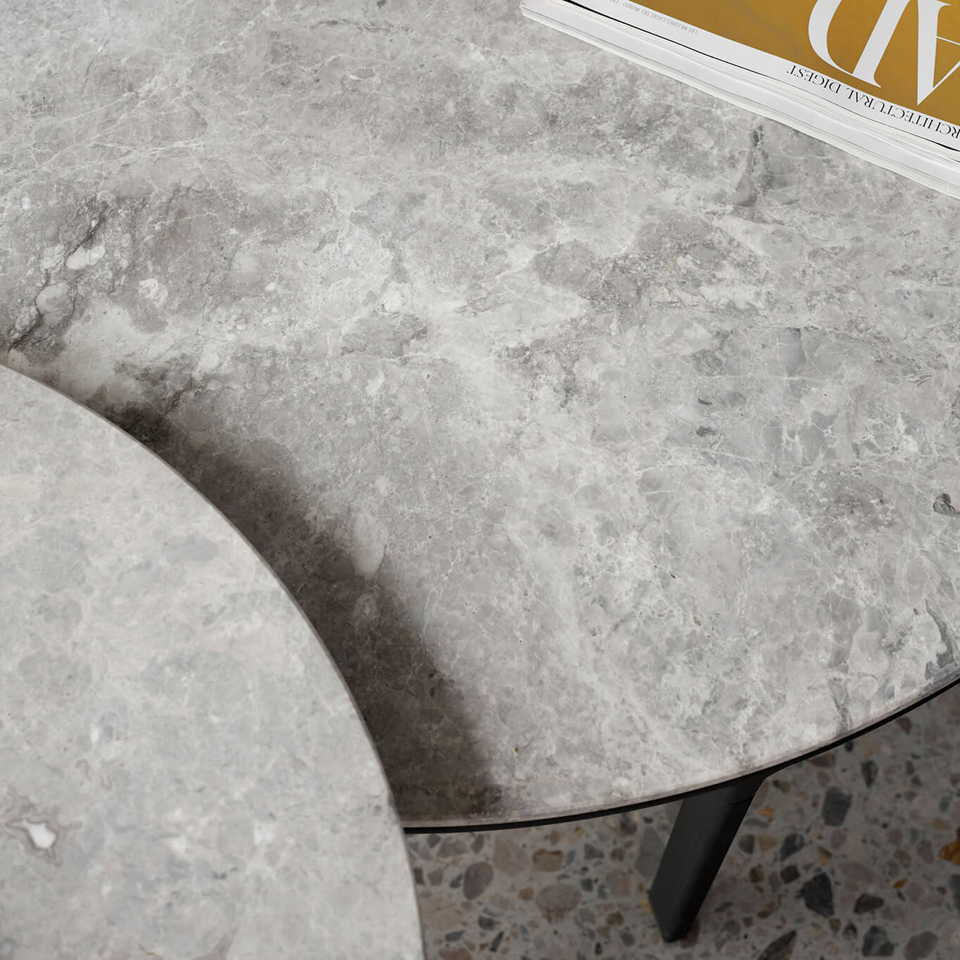 COFFEE TABLE Ø 90 Marbre Sky gris VIPP