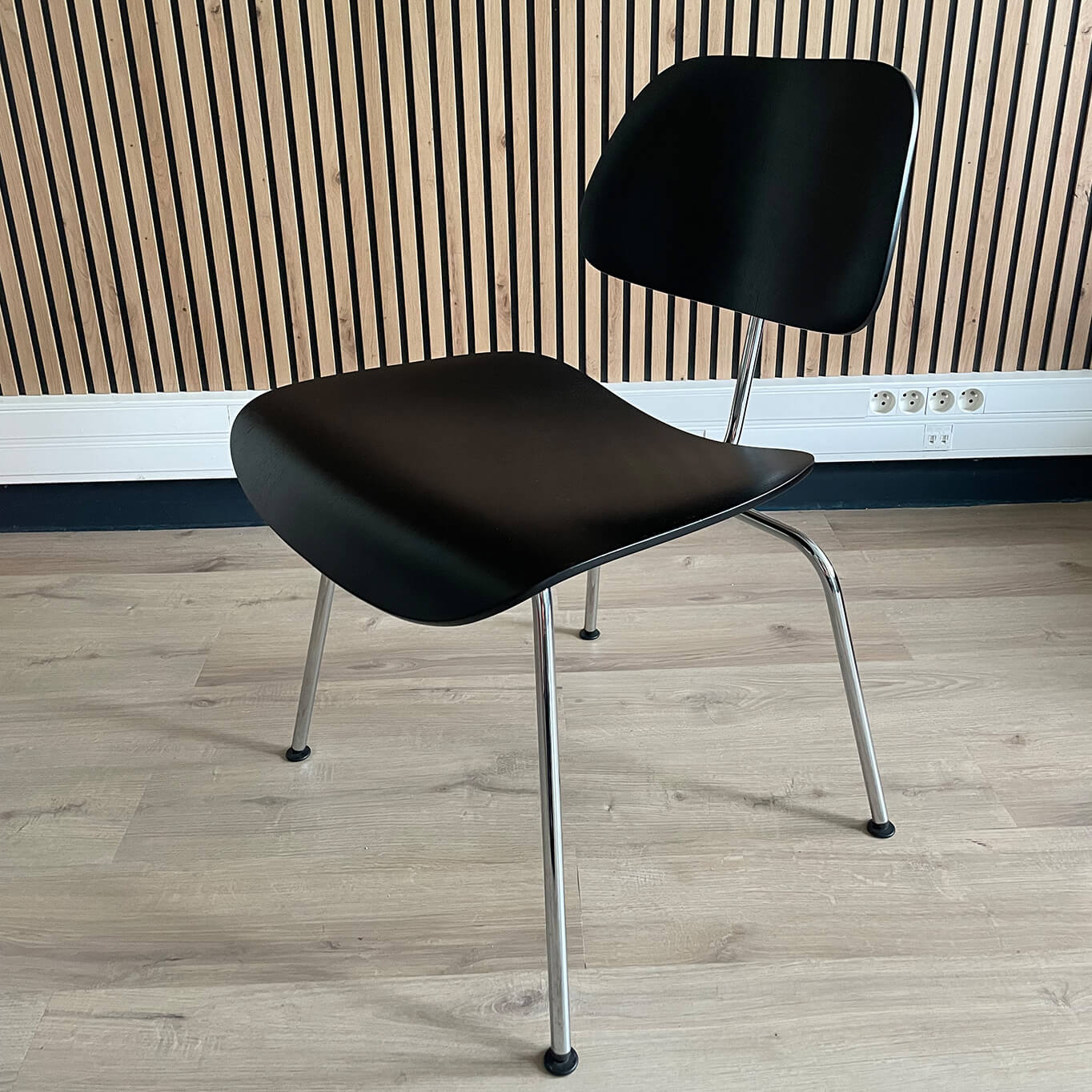 DCM Frêne noir / Chrome brillant VITRA
