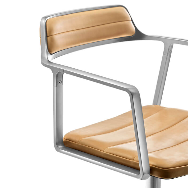 SWIVEL CHAIR 452 sur patins Cuir camel / Aluminium poli VIPP