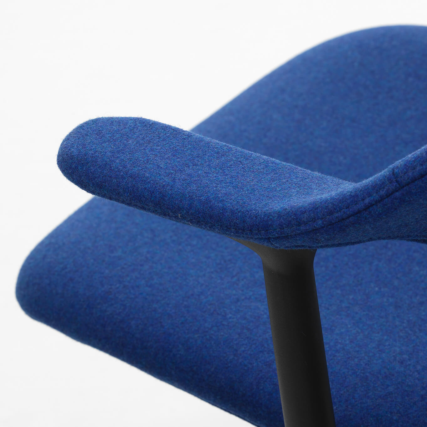MYNT Epoxy noir / Tissu Cosy Electric Blue 4 branches roulettes VITRA