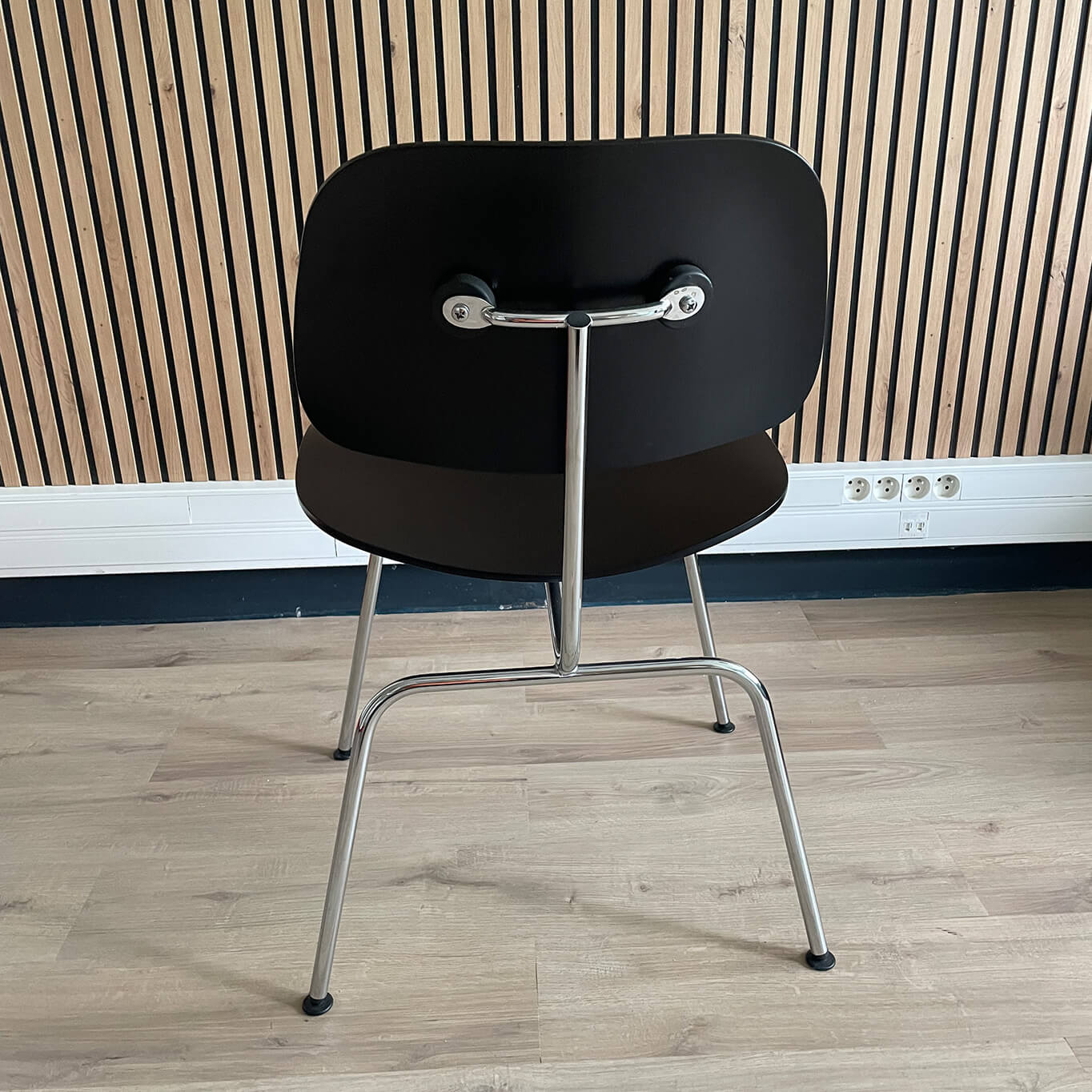 DCM Frêne noir / Chrome brillant VITRA