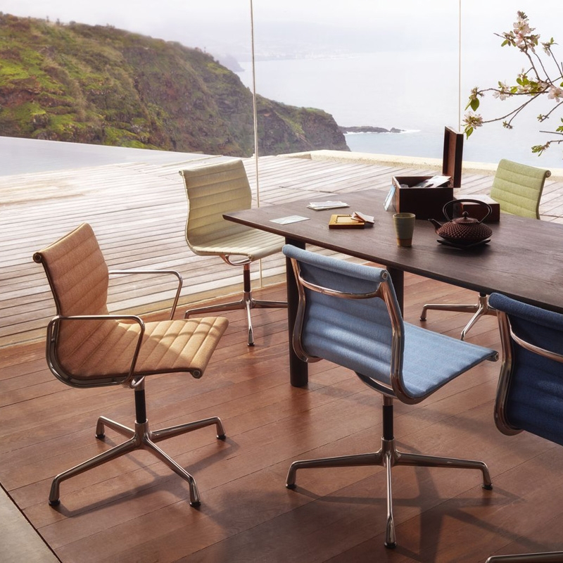 Chaise ALUMINIUM CHAIR EA 103 Fixe Rouge coquelicot/ ivoire VITRA