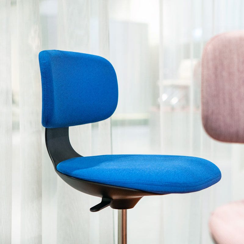 Fauteuil de bureau ROOKIE Bleu/coconut 81 / noir VITRA