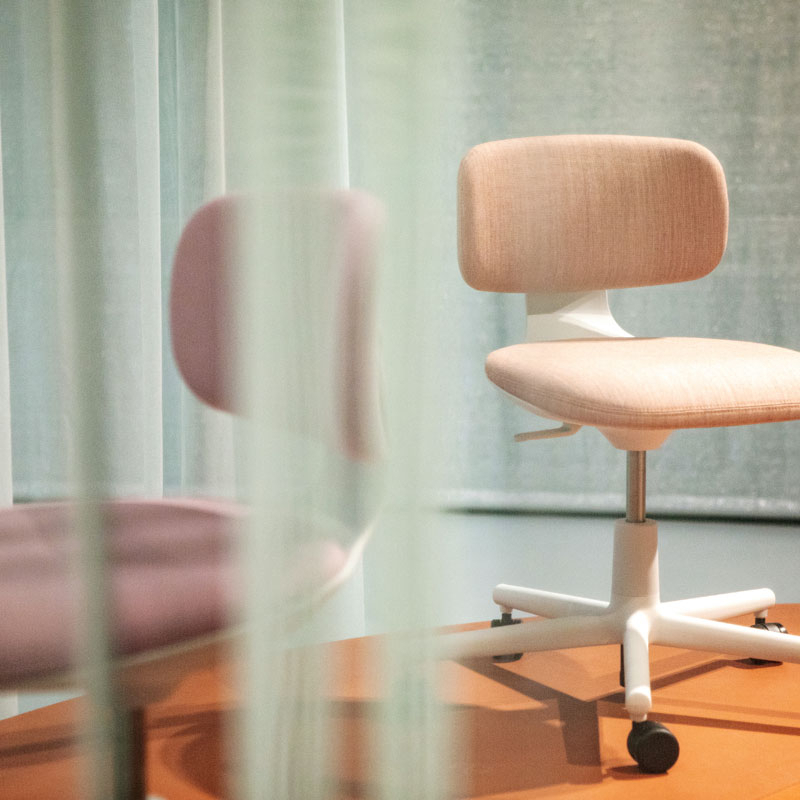 Fauteuil de bureau ROOKIE Bleu/coconut 81 / noir VITRA