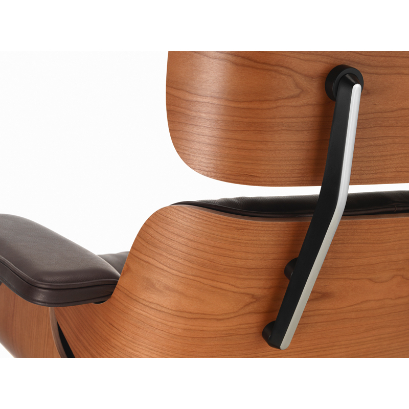 Fauteuil EAMES LOUNGE CHAIR Cuir noir/ coque cerisier américain VITRA