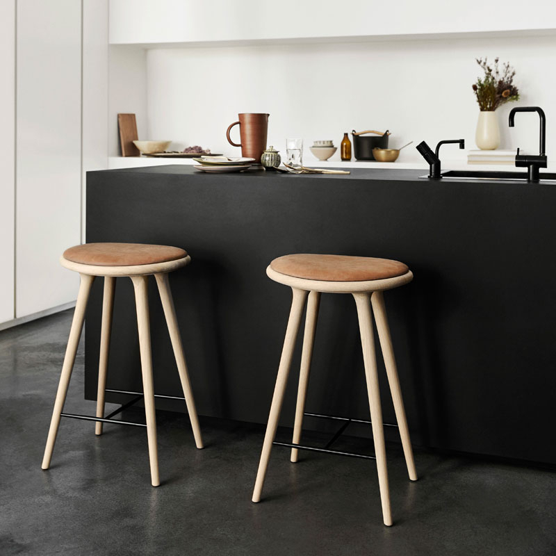 Tabouret haut HIGH STOOL Chêne savonné/ cuir naturel MATER
