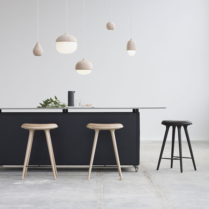 Tabouret haut HIGH STOOL Chêne savonné/ cuir naturel MATER