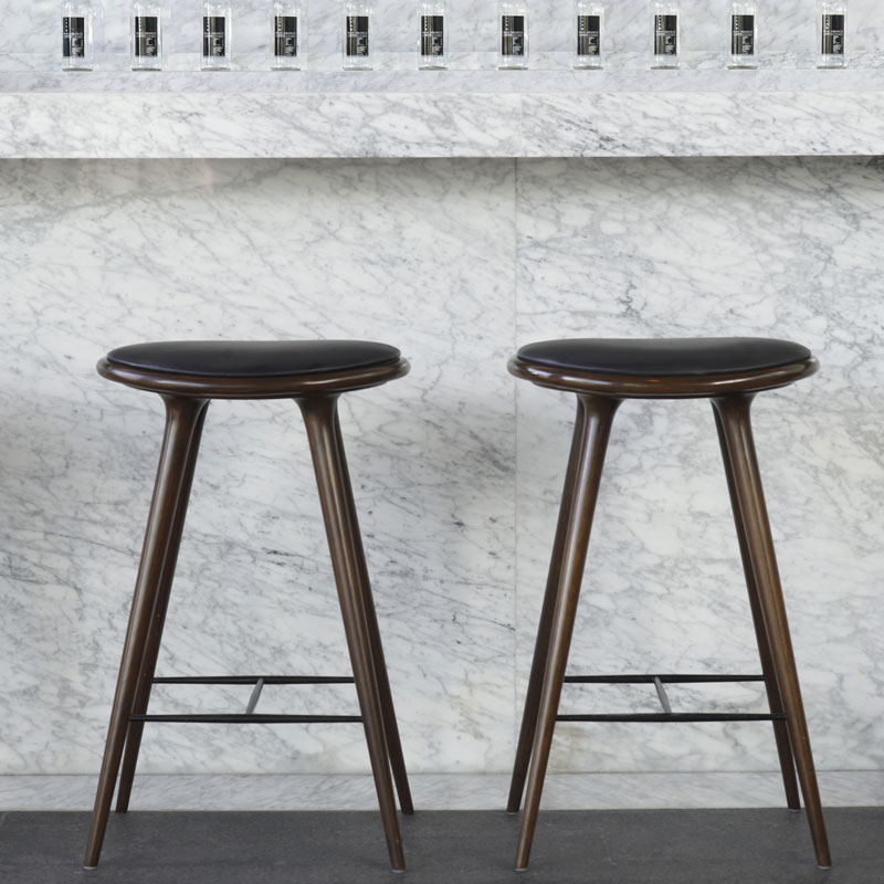 Tabouret haut HIGH STOOL Chêne Sirka gris/ cuir noir MATER