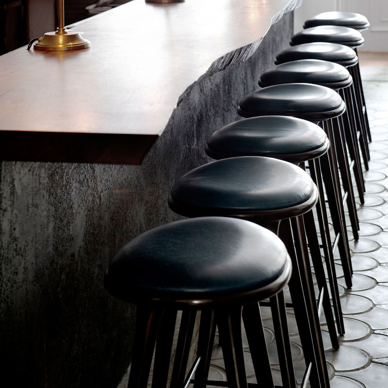 Tabouret haut HIGH STOOL Chêne Sirka gris/ cuir noir MATER