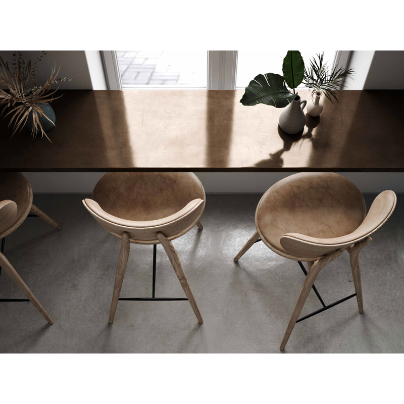 Tabouret haut HIGH STOOL BACKREST Chêne laque mate/ cuir naturel MATER