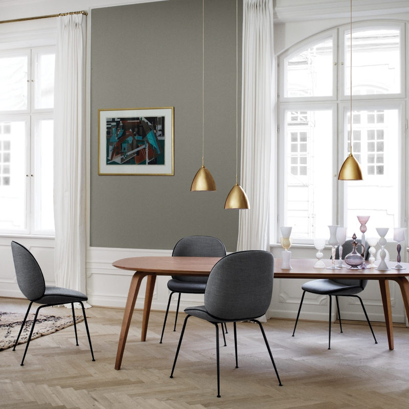Chaise BEETLE Rembourrée Remix gris  152/ laiton GUBI