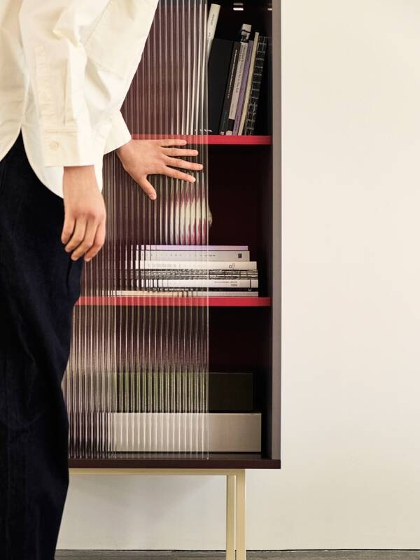 Meuble de rangement COLOUR CABINET TALL avec portes vitrées Multicolore  HAY
