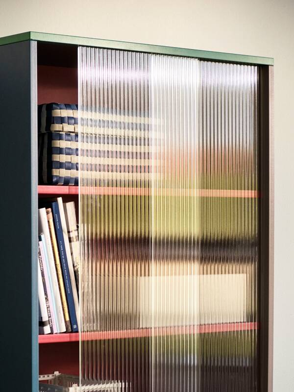 Meuble de rangement COLOUR CABINET TALL avec portes vitrées Multicolore  HAY