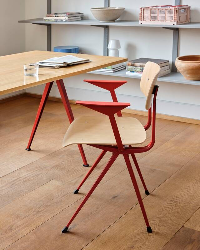 Chaise RESULT avec accoudoirs Chêne fumé/ noir HAY