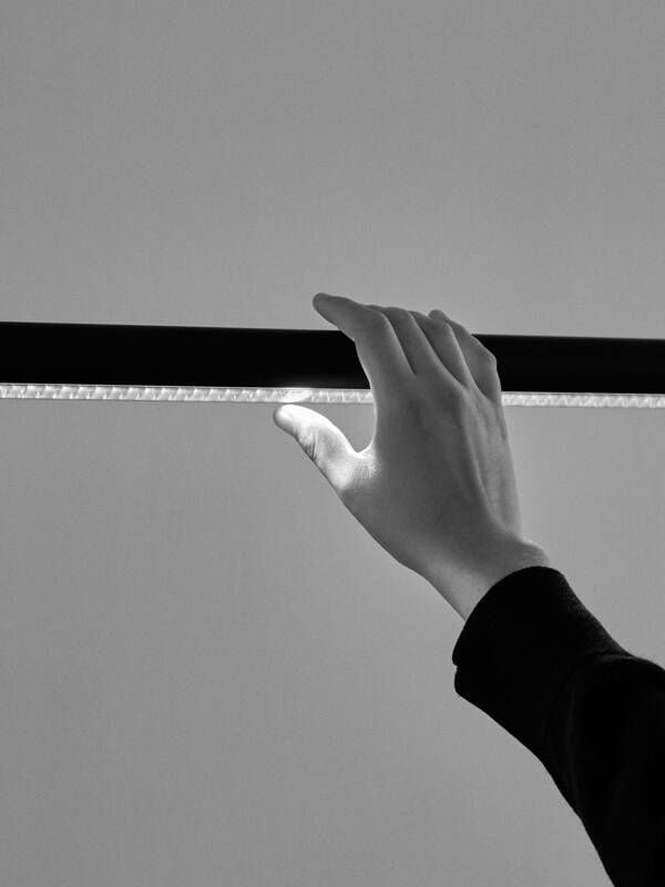 Suspension LINEAR FACTOR lumière directionnelle Noir HAY