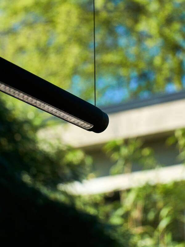 Suspension LINEAR FACTOR lumière directionnelle Noir HAY