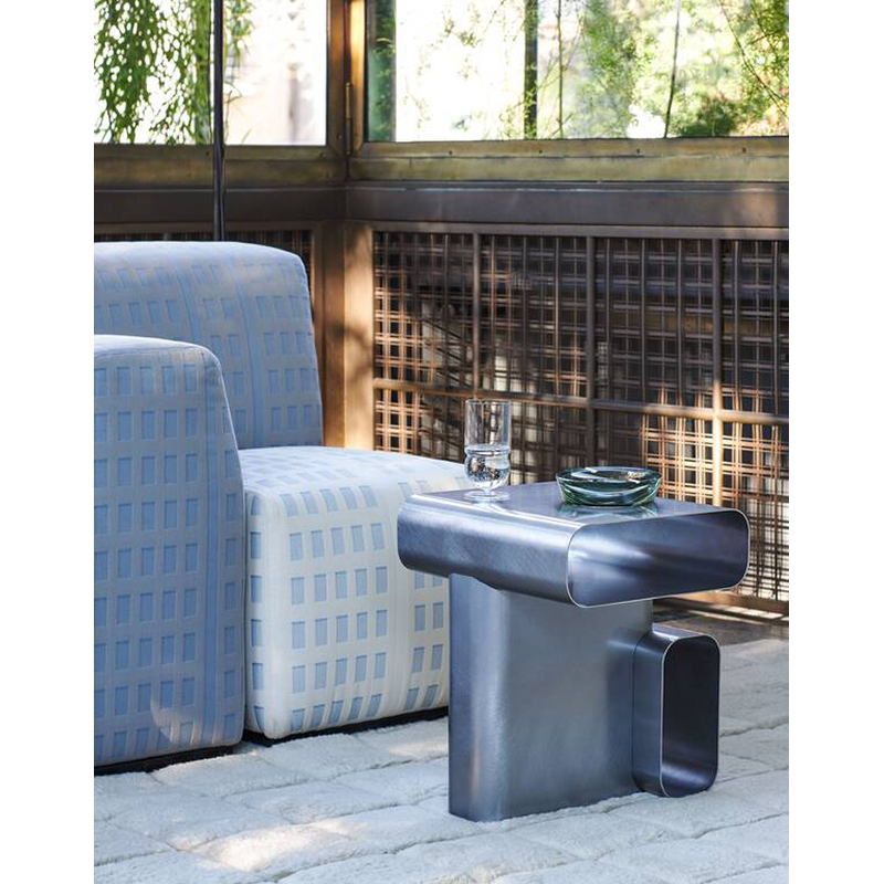 Table d'appoint guéridon SOFT CORNERS Verni texturé couleur fonte CASSINA