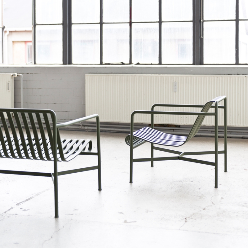 Fauteuil extérieur PALISSADE LOUNGE dossier bas Vert olive HAY