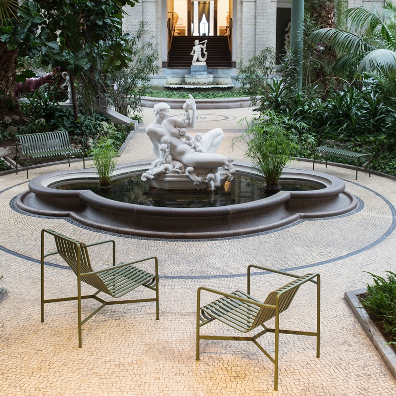 Fauteuil extérieur PALISSADE LOUNGE dossier haut Gris clair HAY