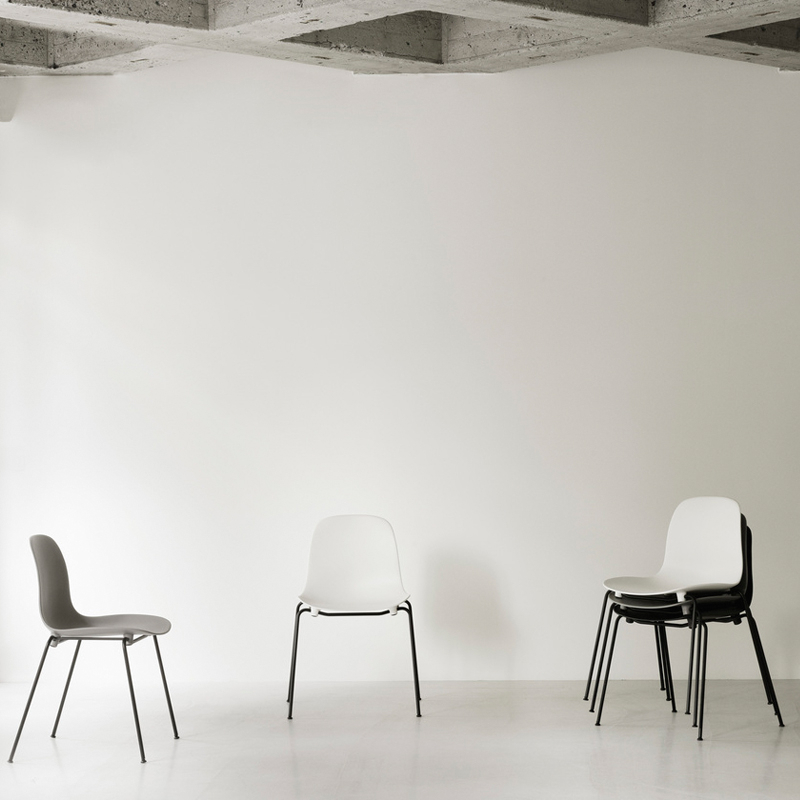 Chaise FORM EMPILABLE Gris Normann Copenhagen