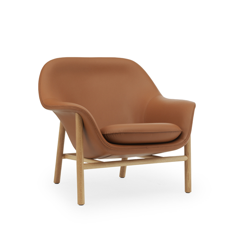 Fauteuil DRAPE LOW pieds bois Brandy 41574 Normann Copenhagen