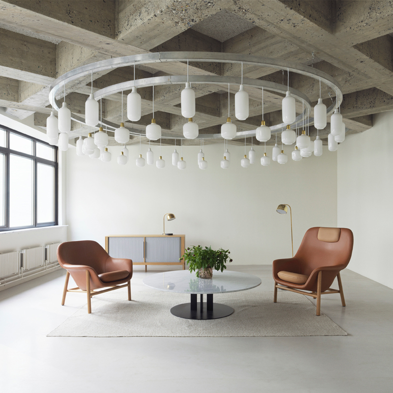 Fauteuil DRAPE LOW pieds bois Brandy 41574 Normann Copenhagen