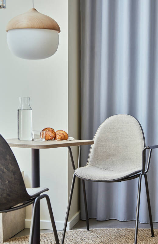 Chaise ETERNITY  avec accoudoirs face avant rembourrée Re-Wool 378 MATER