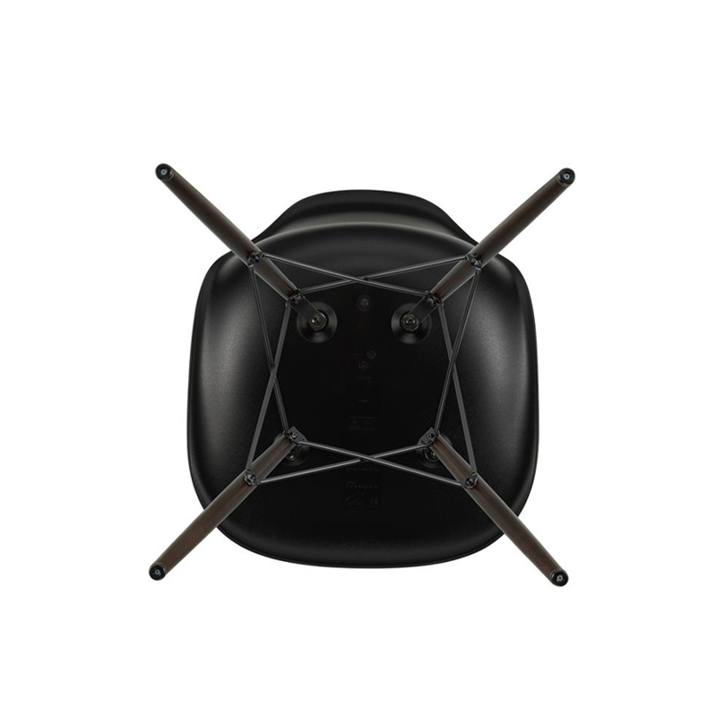 Chaise EAMES PLASTIC CHAIR DSW érable foncé Noir RE VITRA