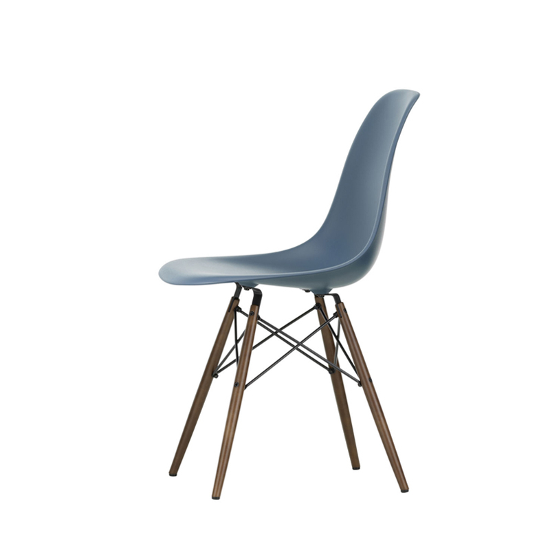 Chaise EAMES PLASTIC CHAIR DSW érable foncé Bleu de mer RE VITRA