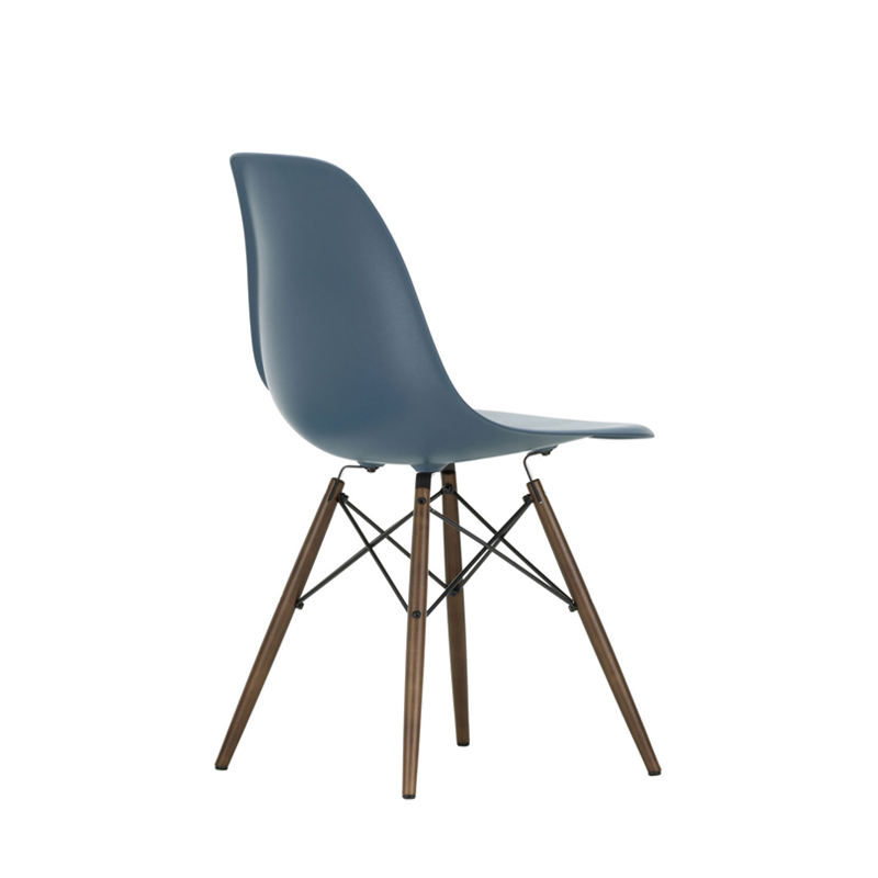 Chaise EAMES PLASTIC CHAIR DSW érable foncé Bleu de mer RE VITRA