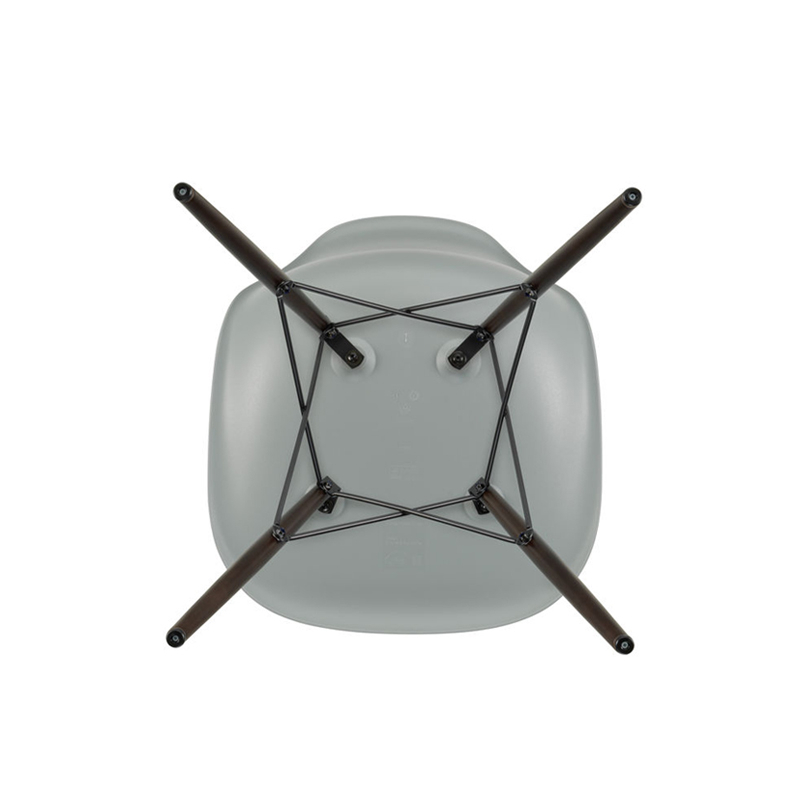 Chaise EAMES PLASTIC CHAIR DSW érable foncé Gris clair RE VITRA