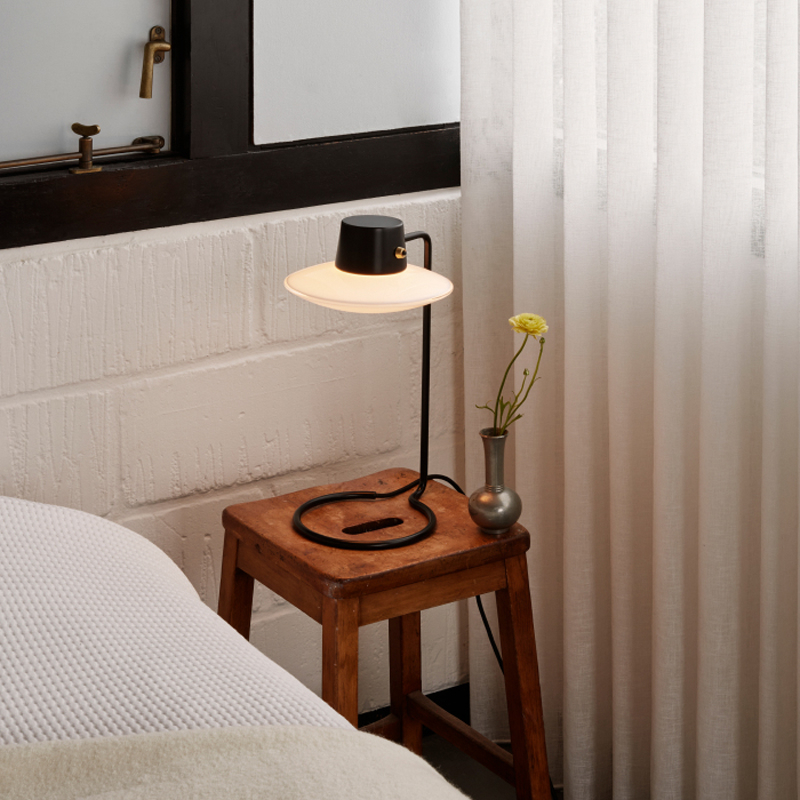 Lampe à poser AJ OXFORD H 41 Métal noir/ verre opalin LOUIS POULSEN